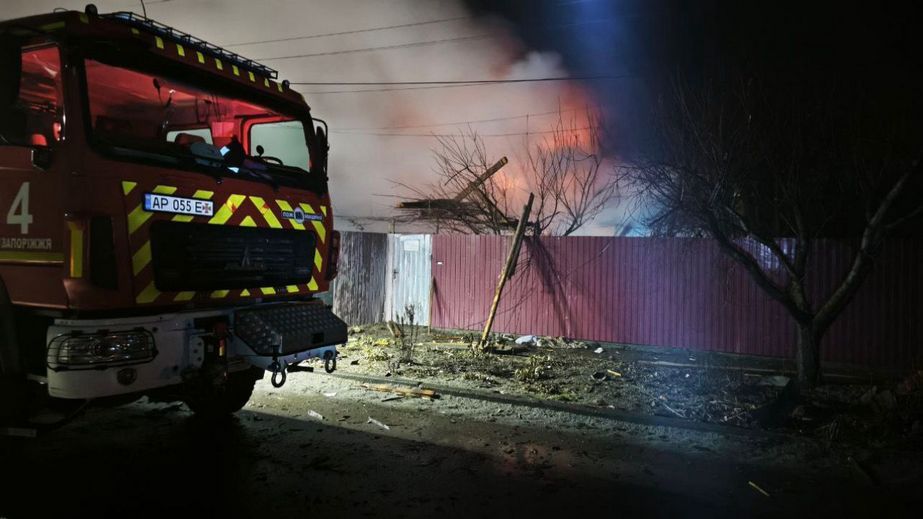 Дома пылали из-за обстрела Запорожского района: среди пострадавших &ndash; подросток