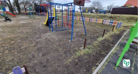 Вандали потрощили паркан на дитячому майданчику під Запоріжжям