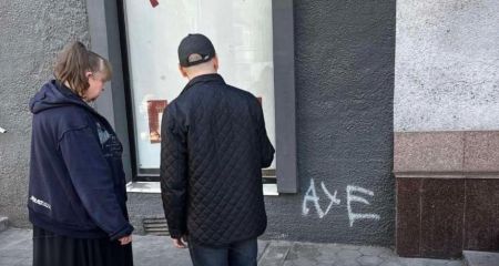 На фасадах запорізьких будинків прибрали незаконні графіті