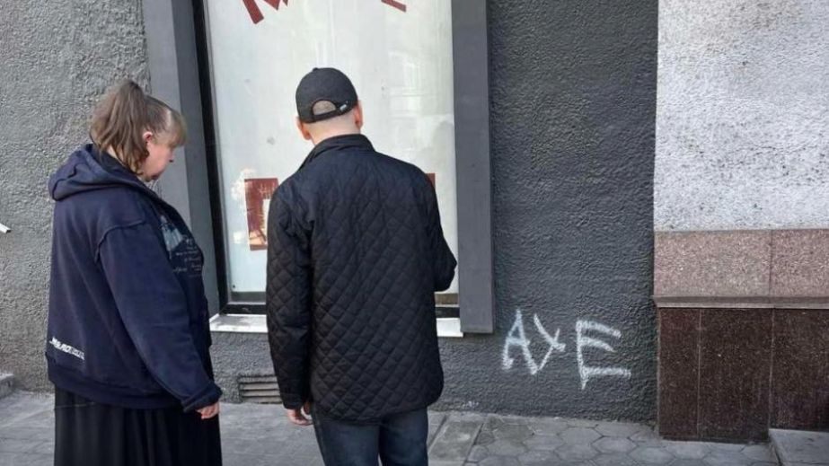 На фасадах запорожских домов убрали незаконные граффити