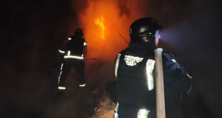 Навчальний заклад і будинок палали після обстрілів під Запоріжжям &ndash; кадри