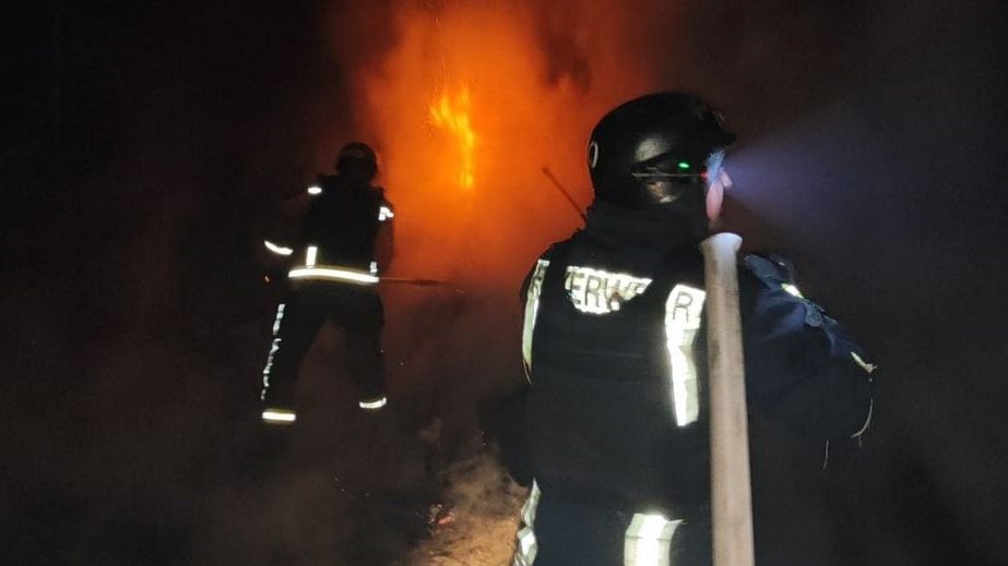 Учебное заведение и дом пылали после обстрелов под Запорожьем &ndash; кадры