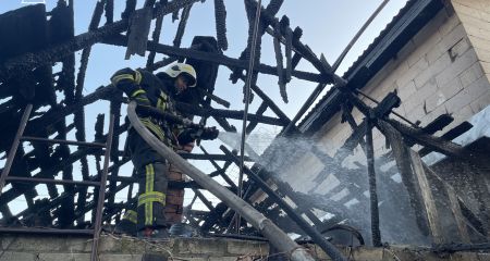 Дах будинку спалахнув у Запоріжжі: надзвичайники врятували чоловіка