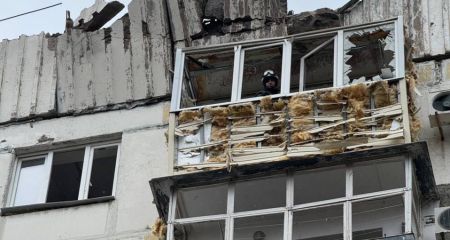 Латають вікна й прибирають: спальний район Запоріжжя відновлюють після удару