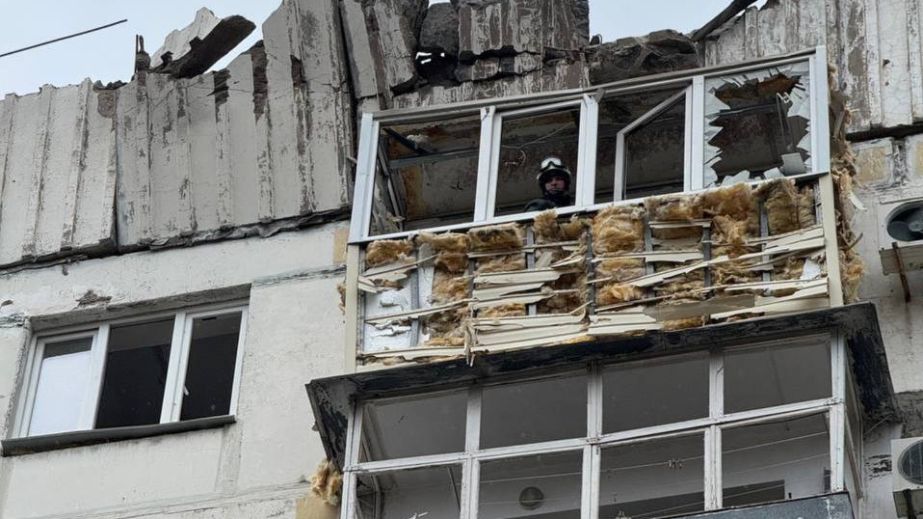 Латають вікна й прибирають: спальний район Запоріжжя відновлюють після удару