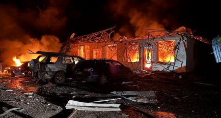 Магазин, будинок та автівки палали після обстрілів на Запоріжжі &ndash; кадри