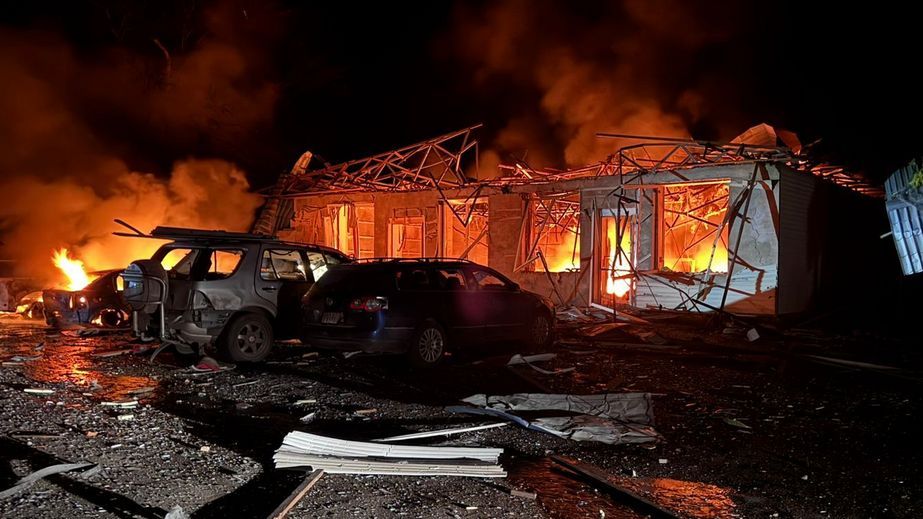 Магазин, дом и авто пылали после обстрелов на Запорожье &ndash; кадры