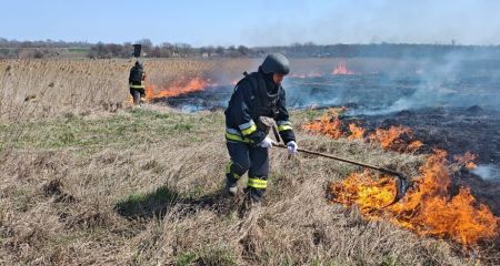 Залишки БпЛА та суха рослинність палали у Запоріжжі після російських атак