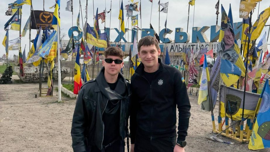 В Запорожье Артём Пивоваров провел концерты и передал помощь военным