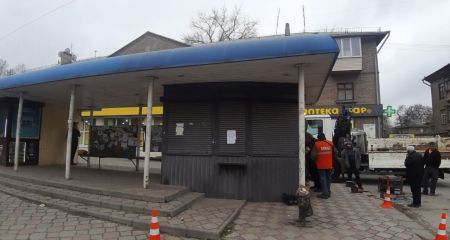 Зупинку транспорту в Запоріжжі "зачистили&rdquo; від незаконного кіоску