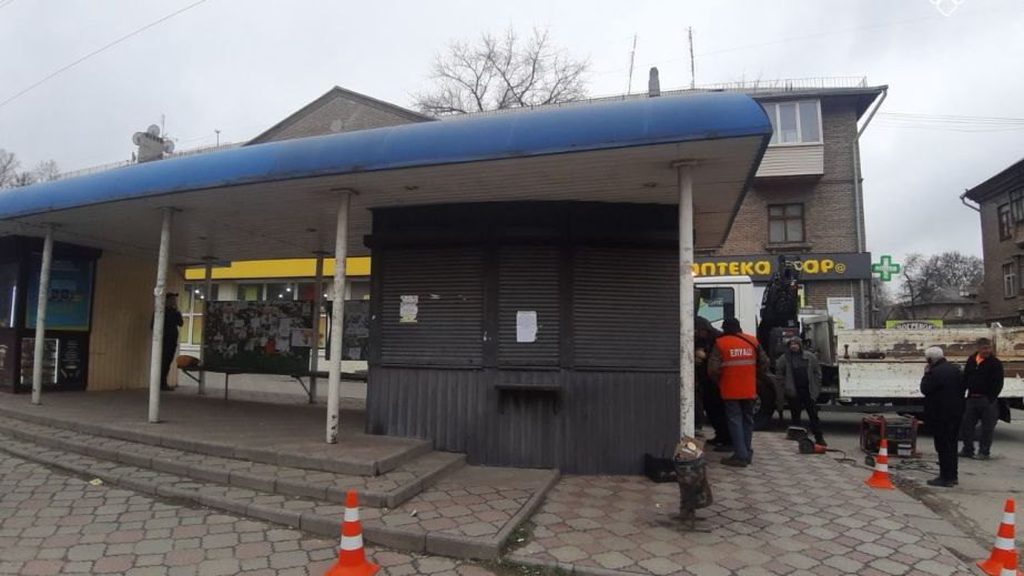Зупинку транспорту в Запоріжжі "зачистили&rdquo; від незаконного кіоску