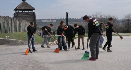 Понад 300 запоріжців взяли участь у генеральному прибиранні Хортиці &ndash; кадри