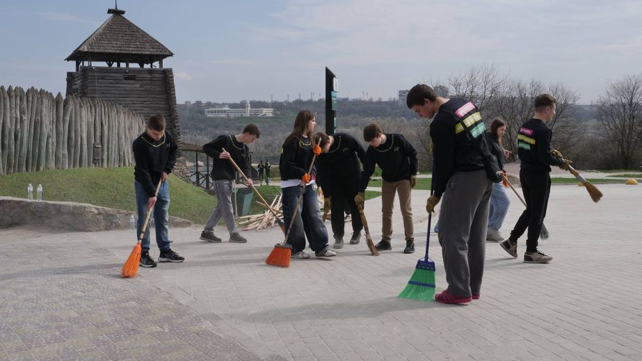 Более 300 запорожцев приняли участие в генеральной уборке Хортицы &ndash; кадры