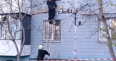 Битое стекло выносят ведрами: как выглядит район Запорожья после атаки