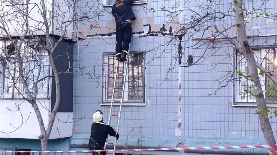 Битое стекло выносят ведрами: как выглядит район Запорожья после атаки