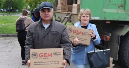 Переселенцы из прифронтовой громады получили гуманитарку в Запорожье