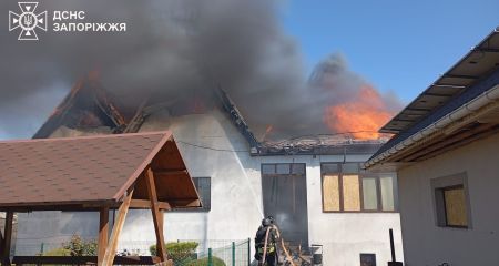 Будинки горіли в Запорізькому районі через атаки РФ: постраждала людина