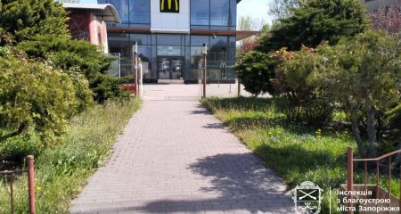 В центре Запорожья навели порядок возле неработающего McDonald&rsquo;s
