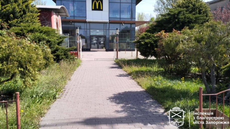 В центре Запорожья навели порядок возле неработающего McDonald&rsquo;s