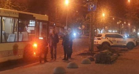 Агрессивный пассажир преследовал женщину и напал на водителя автобуса в Запорожье