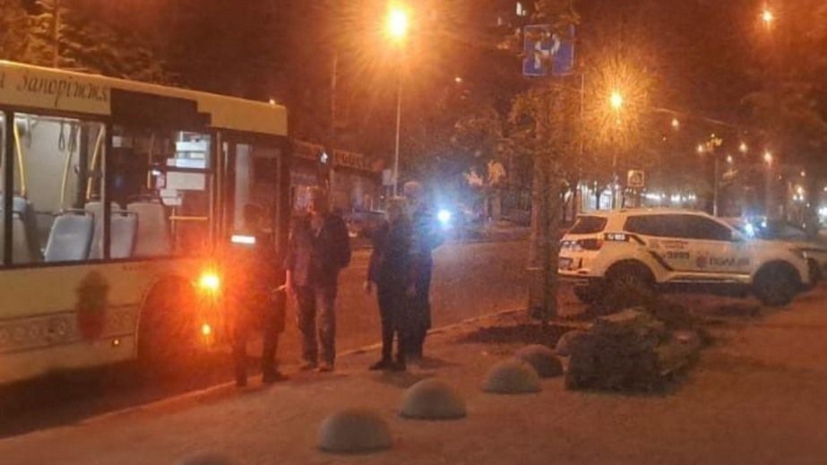Агресивний пасажир переслідував жінку та напав на водія автобуса в Запоріжжі