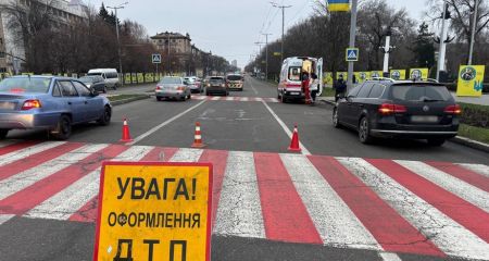 Легковики збили пішоходів у Запоріжжі: чоловік загинув, жінка в реанімації