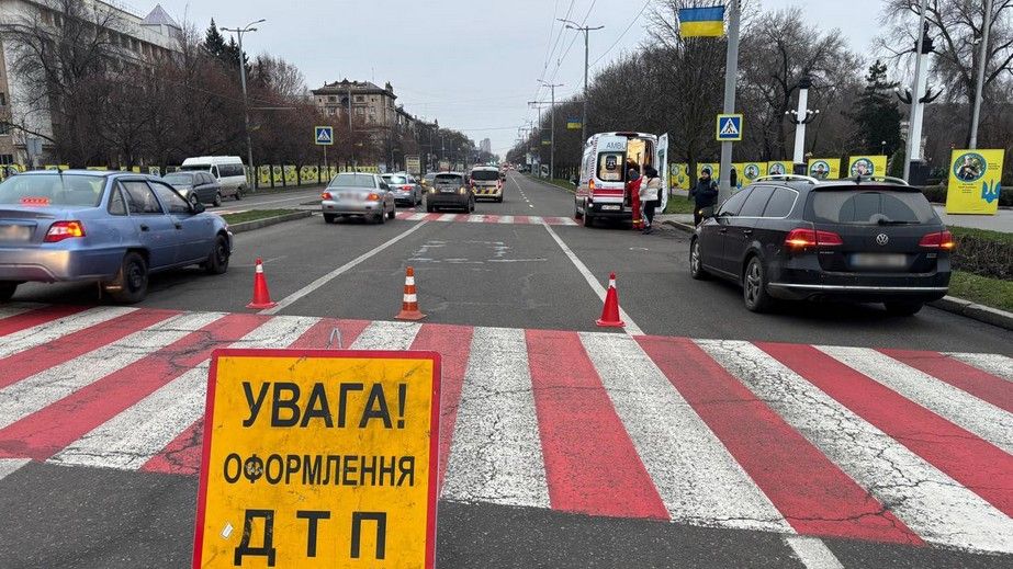 Легковушки сбили пешеходов в Запорожье: мужчина погиб, женщина в реанимации