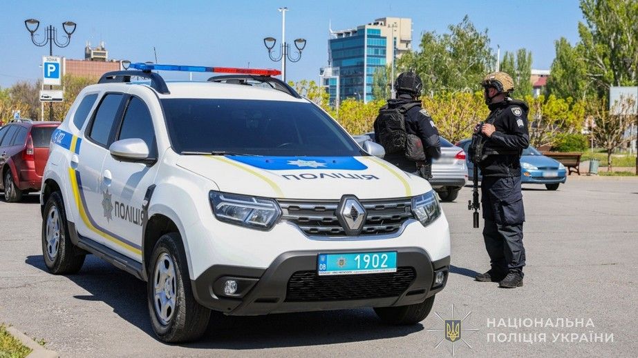 Їв неоплачені продукти прямо в магазині: запоріжець погрожував перехожим гранатою