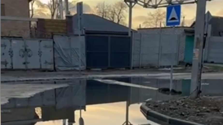 Вода бесконтрольно стекает во дворы: на ВОТ Запорожья обостряется коммунальный кризис
