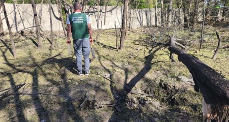 Воронка и засорение земли: экологи зафиксировали последствия "прилета" в центре Запорожья