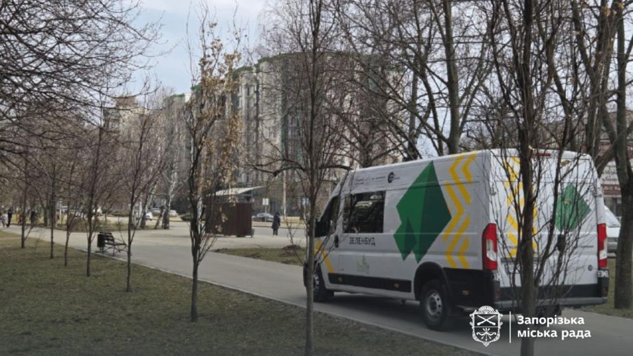 У Запоріжжі взялися за прибирання торішнього листя та відсіву &ndash; локації
