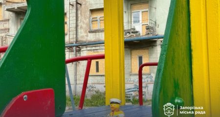 Поврежденную вражеским дроном площадку восстанавливают в Запорожье &ndash; как выглядит