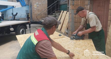 Коммунальщики "закрыли" окна в поврежденных от обстрела домах в Запорожье