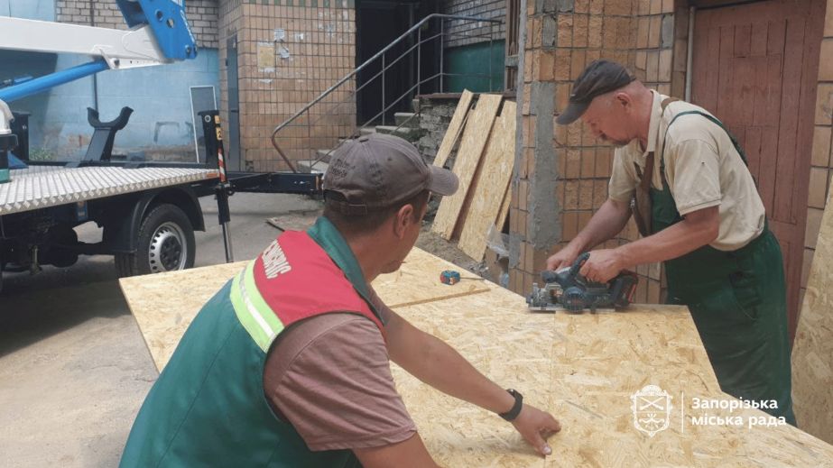 Коммунальщики "закрыли" окна в поврежденных от обстрела домах в Запорожье