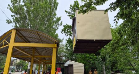 Комунальники прибрали два нелегальні кіоски у Запоріжжі