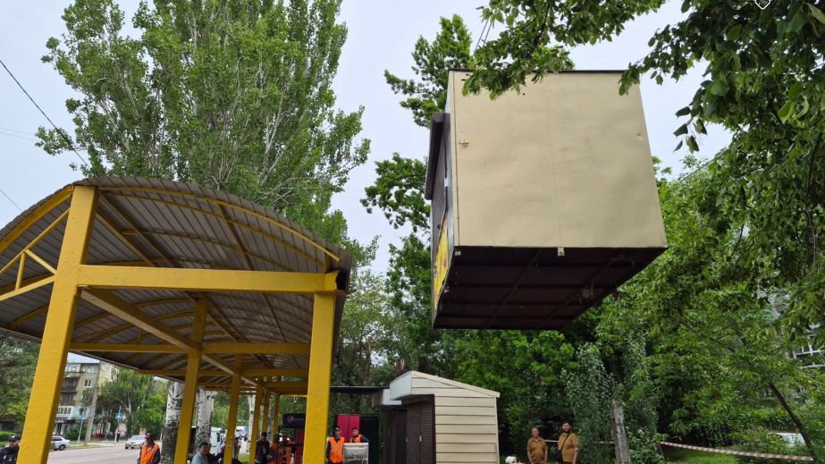 Комунальники прибрали два нелегальні кіоски у Запоріжжі