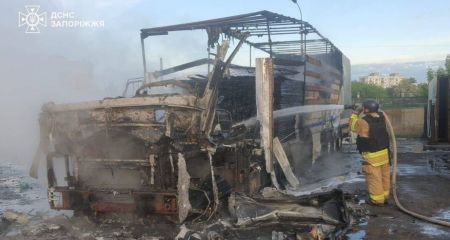 Дача и грузовик пылали после российских ударов на Запорожье