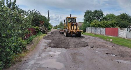 В громаде вблизи Запорожья принялись ремонтировать дороги