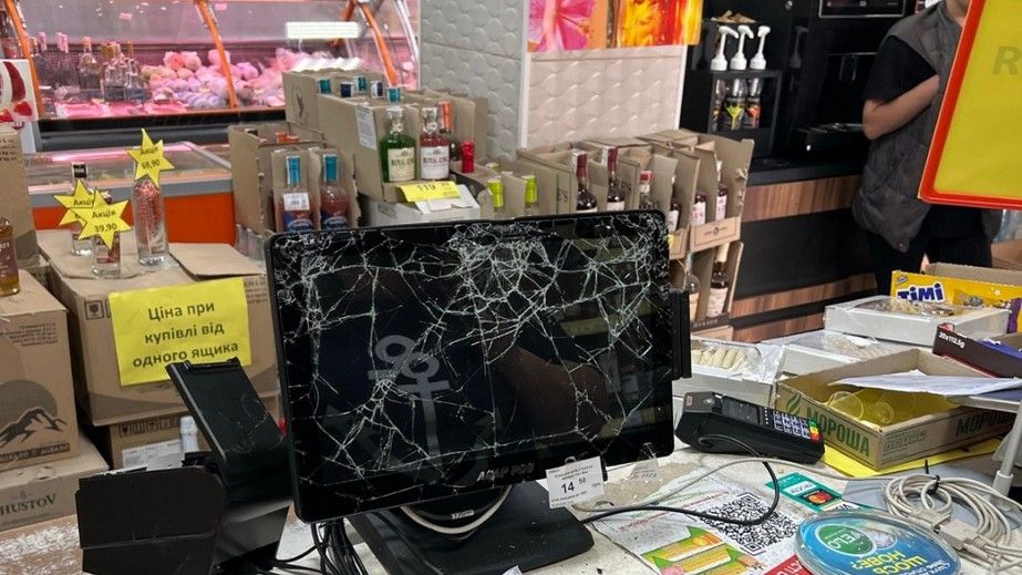 Хуліган із молотком трощив магазини в Запоріжжі &ndash; подробиці