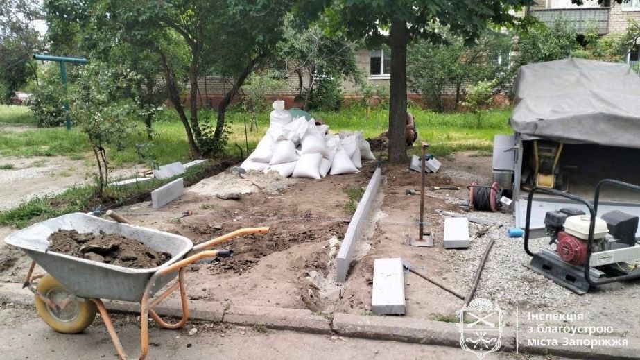 Запоріжець хотів облаштувати паркомісце у дворі: чим скінчилося