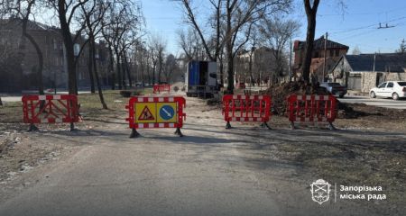 Новий водогін прокладають в центрі Запоріжжя без розриття асфальту &ndash; кадри