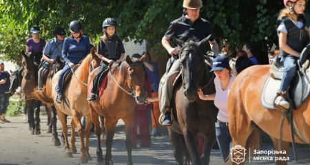 Сеанс іпотерапії: як ветерани та їхні родини відпочили на запорізькій Хортиці