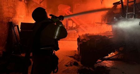 Десятки пожеж вирували після обстрілів Запоріжжя та передмістя &ndash; кадри