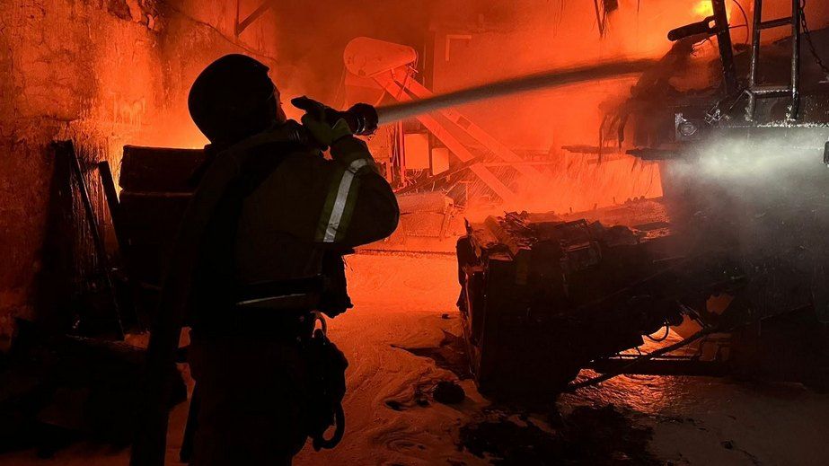 Десятки пожаров бушевали после обстрелов Запорожья и пригорода