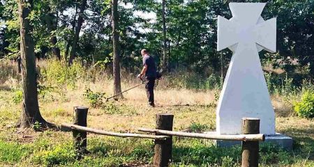 "Парк Честі" в Запоріжжі прибрали до Дня Державності