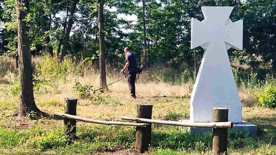 "Парк Чести" в Запорожье убрали ко Дню Государственности