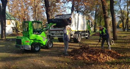 Запорізькі комунальники наводять лад у парках і скверах міста – де саме