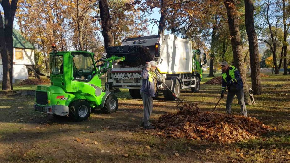 Запорожские коммунальщики наводят порядок в парках и скверах города – где именно