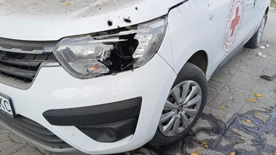 Автівка Червоного Хреста потрапила під російський авіаудар на Запоріжжі