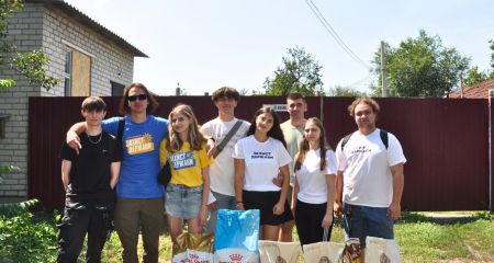 Запорізька молодь передала допомогу притулку для тварин